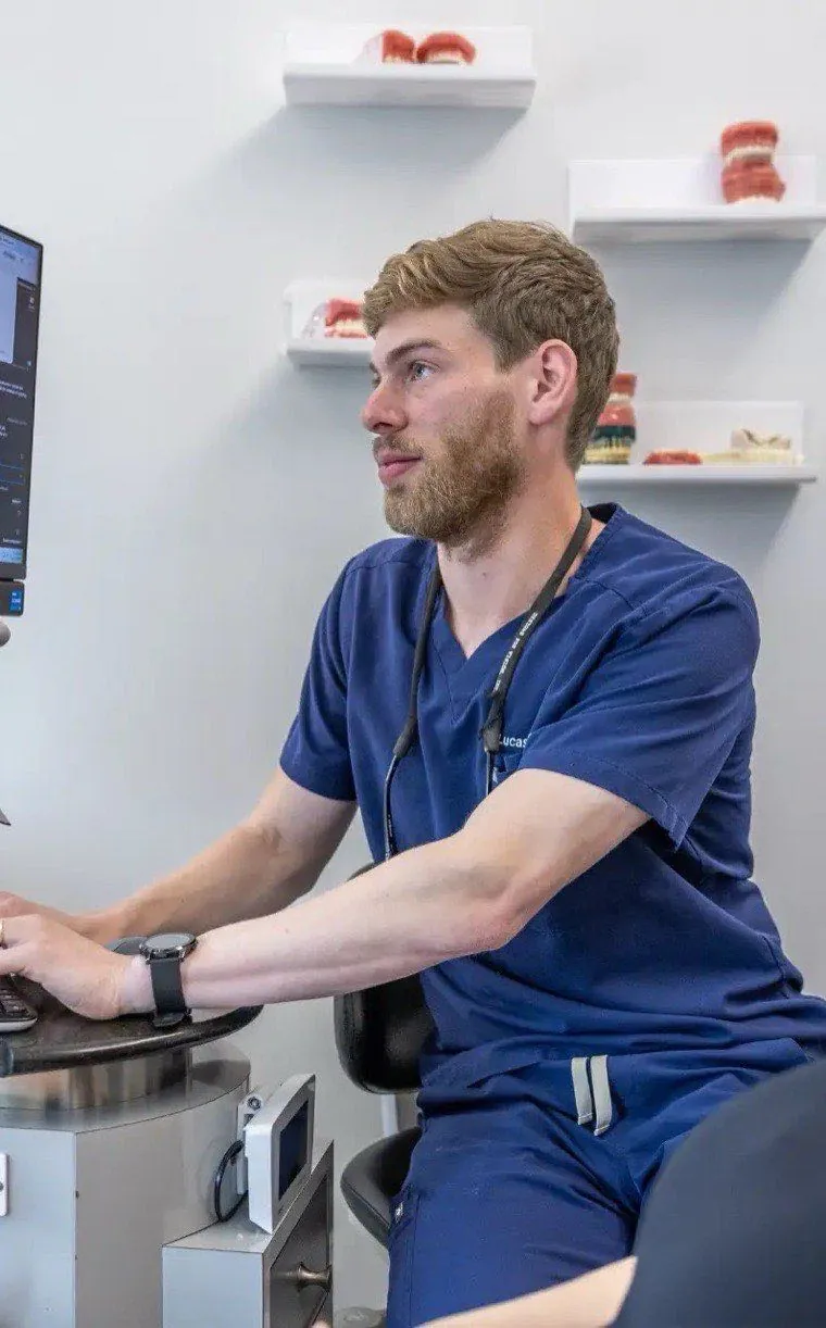 Dr. Lucas W. Shapiro reviewing a patient's 3D digital scan on the treatment-planning monitor